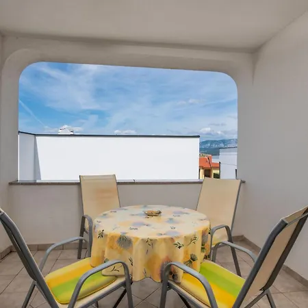Mit Klimaanlage Und Balkon By Interhome