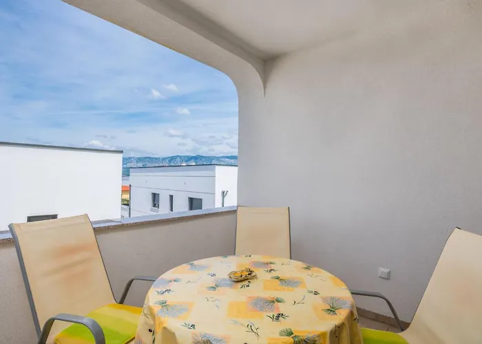 Mit Klimaanlage Und Balkon By Interhome