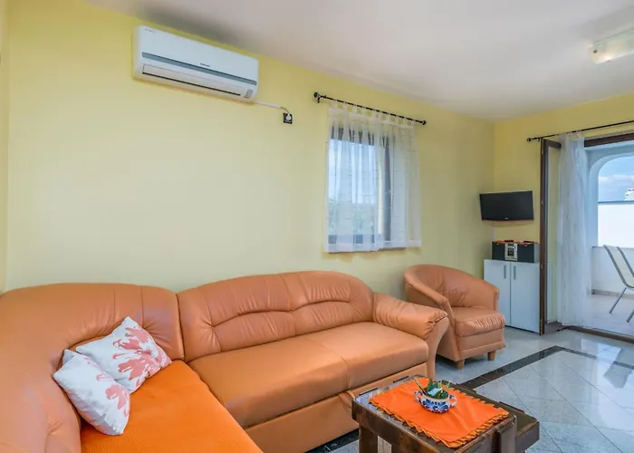 Mit Klimaanlage Und Balkon By Interhome