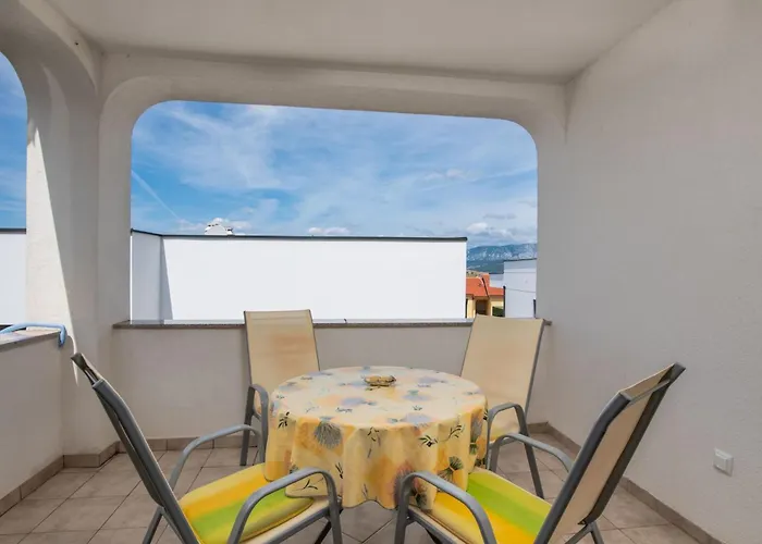 Mit Klimaanlage Und Balkon By Interhome