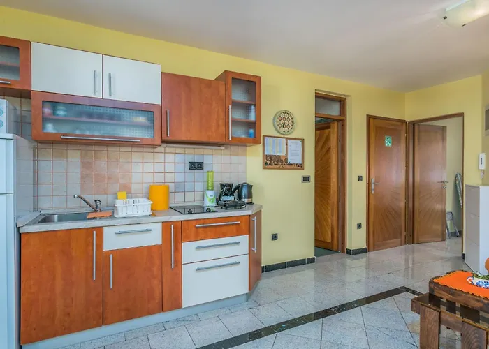 Mit Klimaanlage Und Balkon By Interhome クリムノ