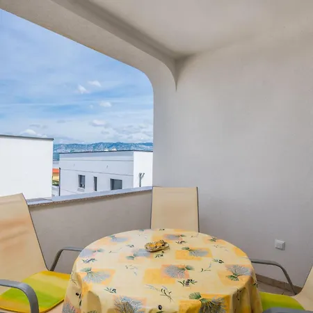Mit Klimaanlage Und Balkon By Interhome