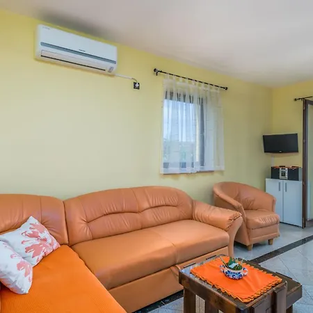 Mit Klimaanlage Und Balkon By Interhome